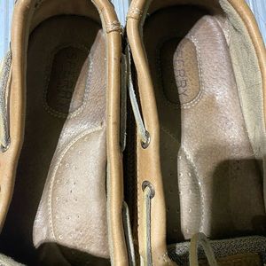 Woman’s sperrys